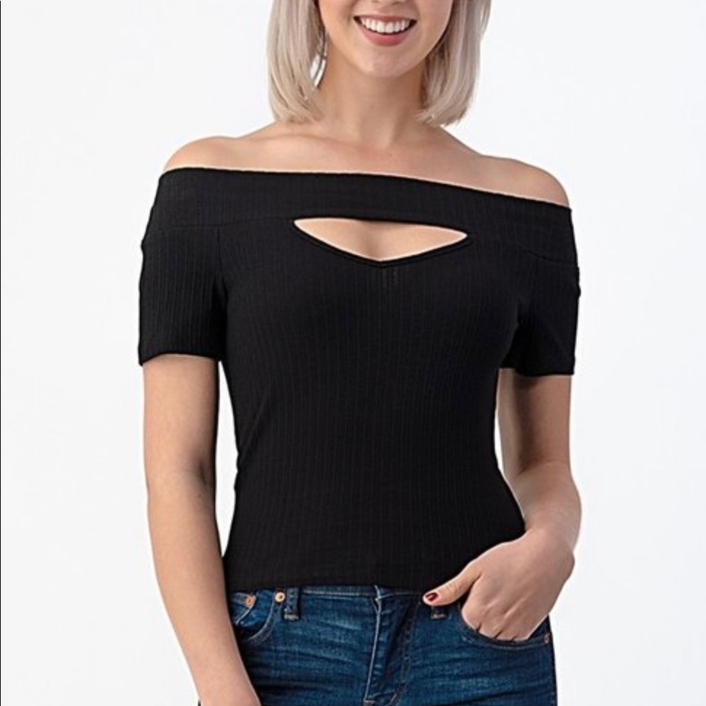 Kendall Peekaboo Top in Black